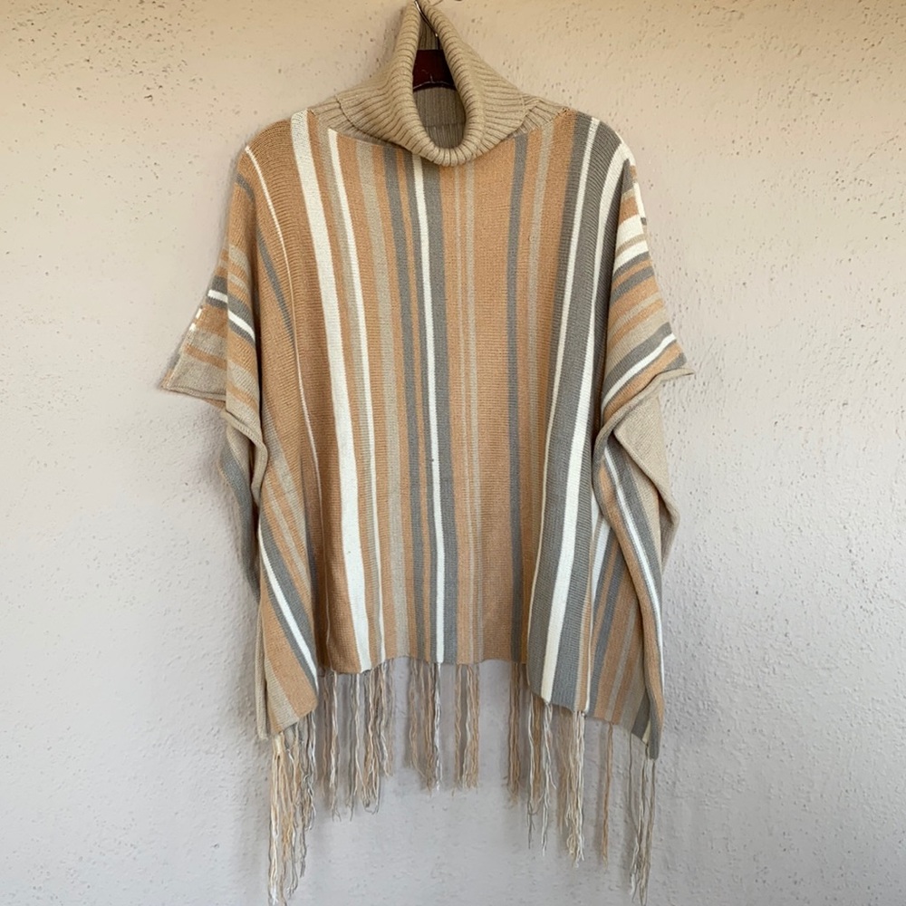 Kate O’Connor turtleneck, fringed Tan/Gray Poncho